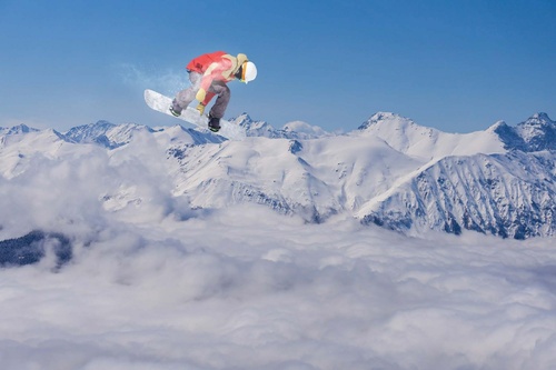 Vliesová fototapeta Letící snowboardista na horách 375 x 250 cm