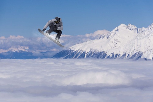 Vliesová fototapeta Létící snowboardista 375 x 250 cm